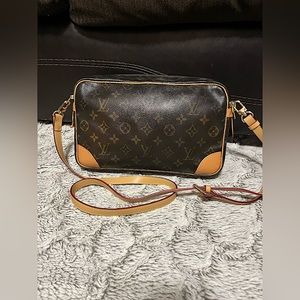 Louis Vuitton monogram crossbody bag authentic size medium